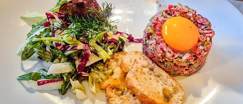 Restaurantkritik am 18.4.25: Steak Tatar und Goujonettes (Fish & Chips) im "Le Quartier" auf der Roten Insel in Schöneberg.