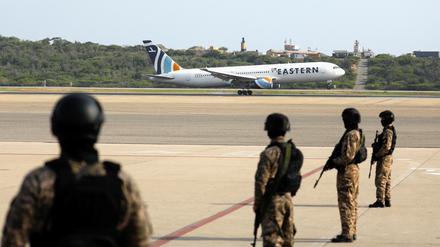 Ein Flugzeug der Eastern Airlines mit venezolanischen Migranten an Bord kommt auf einem Abschiebeflug vom US-Marinestützpunkt in Guantanamo Bay