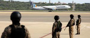 Ein US-Flugzeug mit Migranten aus Venezuela, die aus den USA abgeschoben werden, landet am 11. April 2025 nahe der Hauptstadt Venezuelas, Caracas.