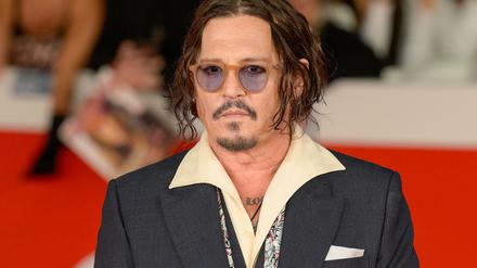 Mit diesem Look kennt man Johnny Depp. Auf einem Foto auf Instagram sieht er etwas anders aus. (Archivbild)
