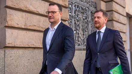 Jens Spahn, CDU-Vizevorsitzender (l), kommt mit Michael Kretschmer (CDU), Ministerpräsident von Sachsen, zur Fortsetzung der Koalitionsverhandlungen von Union und SPD.