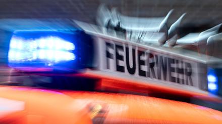 Die Feuerwehr muss den Dachstuhl zweier brennender Häuser entfernen, um die Flammen zu ersticken. (Symbolbild)