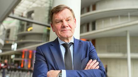 Johann Wadephul (CDU) steht am Rande einer Pressekonferenz der Parteivorsitzenden von Union und SPD zur Vorstellung des Koalitionsvertrages im Paul-Löbe-Haus. 