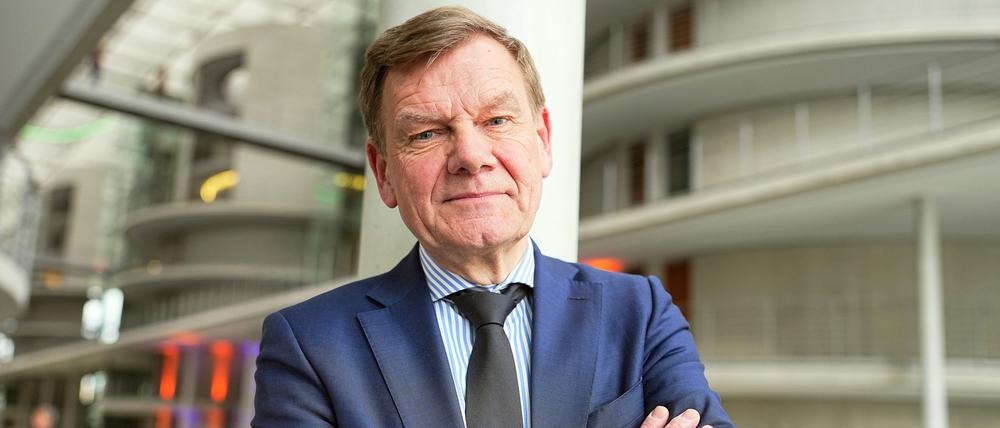 Johann Wadephul (CDU) steht am Rande einer Pressekonferenz der Parteivorsitzenden von Union und SPD zur Vorstellung des Koalitionsvertrages im Paul-Löbe-Haus.