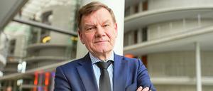 Johann Wadephul (CDU) steht am Rande einer Pressekonferenz der Parteivorsitzenden von Union und SPD zur Vorstellung des Koalitionsvertrages im Paul-Löbe-Haus. 