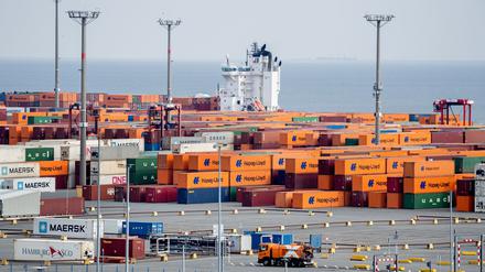 Der JadeWeserPort in Wilhelmshaven - Niedersachsen hat derzeit beim Wirtschaftswachstum die Nase vorn. (Archivbild) 