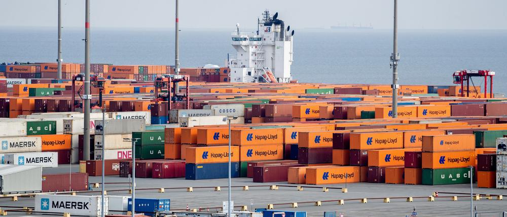 Der JadeWeserPort in Wilhelmshaven - Niedersachsen hat derzeit beim Wirtschaftswachstum die Nase vorn. (Archivbild) 