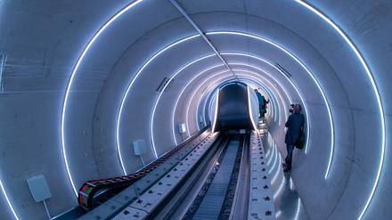 Testweise werden Hyperloop-Strecken schon befahren, sogar mit Passagieren. Bislang aber nur einige Meter weit.