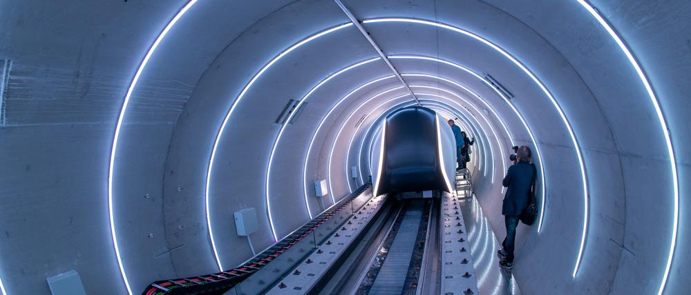 Testweise werden Hyperloop-Strecken schon befahren, sogar mit Passagieren. Bislang aber nur einige Meter weit.