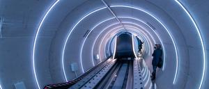 Testweise werden Hyperloop-Strecken schon befahren, sogar mit Passagieren. Bislang aber nur einige Meter weit.