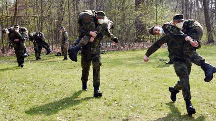 Rekruten der Bundeswehr treten ihren Wehrdienst im Heimatschutz in die Julius-Leber-Kaserne in Berlin-Tegel an.