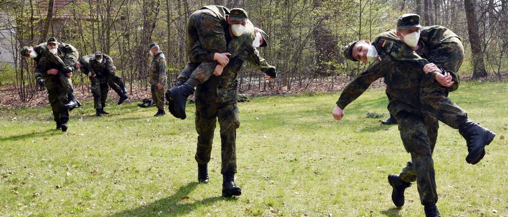 Rekruten der Bundeswehr treten ihren Wehrdienst im Heimatschutz in die Julius-Leber-Kaserne in Berlin-Tegel an.