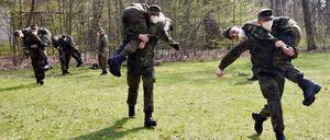 Rekruten der Bundeswehr treten ihren Wehrdienst im Heimatschutz in die Julius-Leber-Kaserne in Berlin-Tegel an.