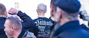 Mann bei der Abschluss-Kundgebung von Pegida vor deren angekündigter Auflösung auf dem Dresdner Neumarkt.
