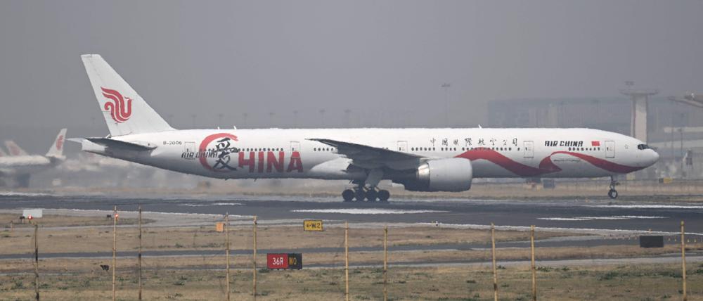Eine Boeing 777-300 von Air China“ am Flughafen in Peking: Künftig sollen chinesische Airlines erst einmal nicht mehr aus den USA kaufen.