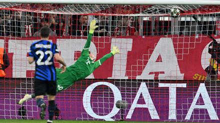 Im Hinspiel flog Bayern-Torwart Jonas Urbig beim 0:1 vergeblich dem Schuss von Inter-Kapitän Lautaro Martinez hinterher.