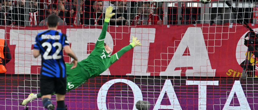 Im Hinspiel flog Bayern-Torwart Jonas Urbig beim 0:1 vergeblich dem Schuss von Inter-Kapitän Lautaro Martinez hinterher.