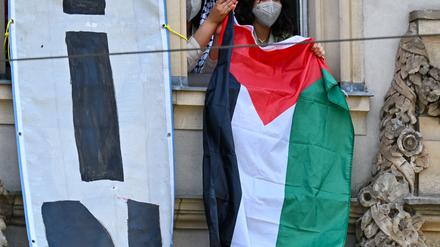 Pro-Palästinensische Demonstranten halten aus einem Fenster des Institutes für Sozialwissenschaften der Berliner Humboldt-Universität (HU) eine palästinensische Flagge. 