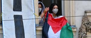 Pro-Palästinensische Demonstranten halten aus einem Fenster des Institutes für Sozialwissenschaften der Berliner Humboldt-Universität (HU) eine palästinensische Flagge. 