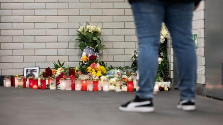 Nach dem Messerangriff in der U-Bahn wird auf dem U-Bahnhof Sophie-Charlotte-Platz an das Opfer erinnert. 