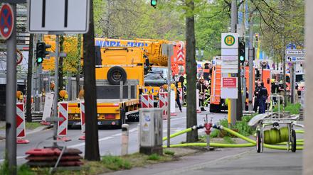 Als die Feuerwehr am Gebäude eintraf, hatte das Feuer bereits alle fünf Stockwerke sowie Teile des Flachdachs erfasst. 