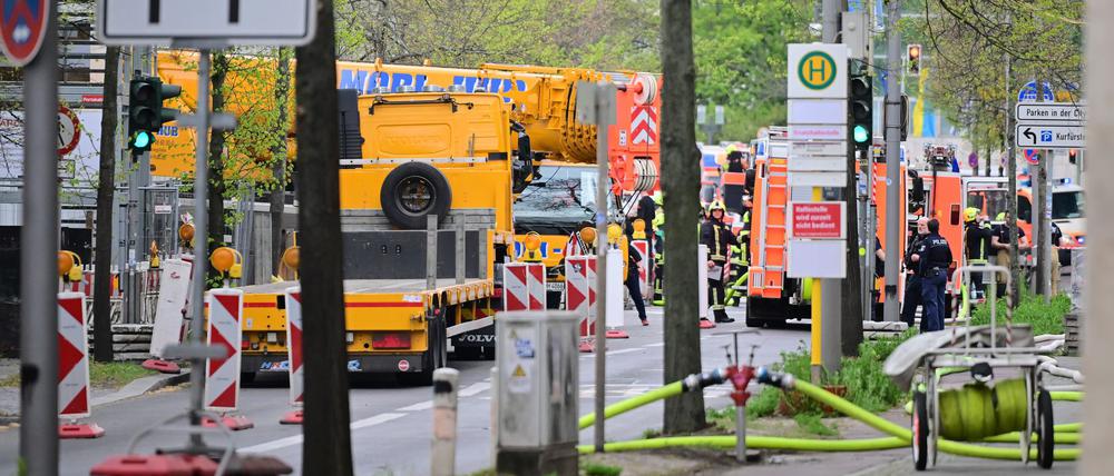 Als die Feuerwehr am Gebäude eintraf, hatte das Feuer bereits alle fünf Stockwerke sowie Teile des Flachdachs erfasst.