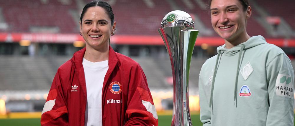 Am 1. Mai spielen sie in Köln gegeneinander um diesen Pokal: die Münchnerin Sarah Zadrazil und die Bremerin Sophie Weidauer bei einem Medientermin.