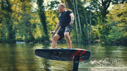 Beim E-Foiling steht man auf einem elektrisch betriebenen Surfbrett, das per Motor und einem Unterwasserflügel angetrieben wird.