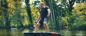 Beim E-Foiling steht man auf einem elektrisch betriebenen Surfbrett, das per Motor und einem Unterwasserflügel angetrieben wird.