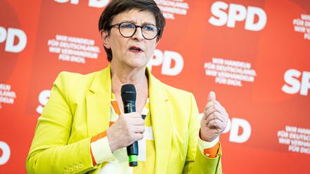 „Frauen stellen die Hälfte der Bevölkerung und wir wollen auch, wie wir manchmal sagen, nicht nur den halben Kuchen, sondern die halbe Bäckerei“, sagt die SPD-Vorsitzende Saskia Esken.