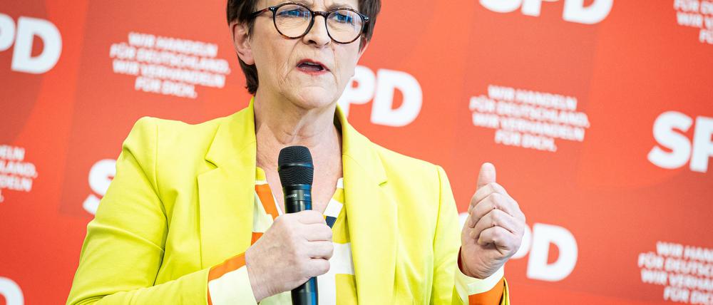 „Frauen stellen die Hälfte der Bevölkerung und wir wollen auch, wie wir manchmal sagen, nicht nur den halben Kuchen, sondern die halbe Bäckerei“, sagt die SPD-Vorsitzende Saskia Esken.