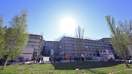 Besucher stehen beim Richtfest vor dem Neubau des Wohnheims für Studierende in Golm.