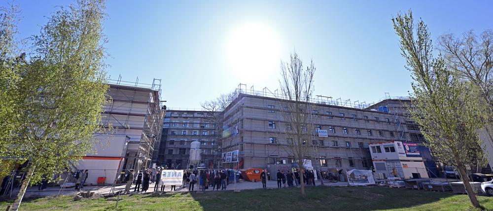 Besucher stehen beim Richtfest vor dem Neubau des Wohnheims für Studierende in Golm.