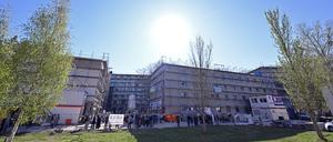 Besucher stehen beim Richtfest vor dem Neubau des Wohnheims für Studierende in Golm.
