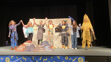 Schülerinnen des Humboldt-Gymnasiums haben sich mit einem eigenen Theaterstück für das Finale von „Odyssey of the mind“ in den USA qualifiziert.