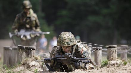 Ein Rekrut der Bundeswehr versucht eine Hindernisbahn zu durchqueren.