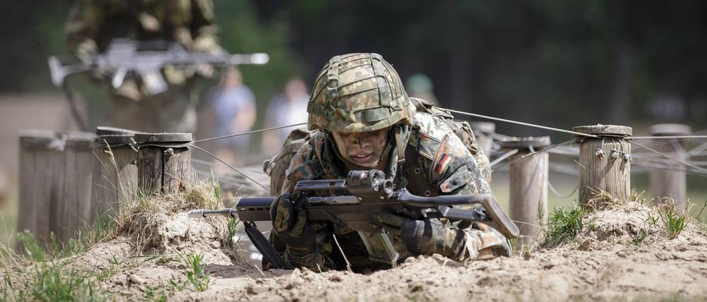 Ein Rekrut der Bundeswehr versucht eine Hindernisbahn zu durchqueren.