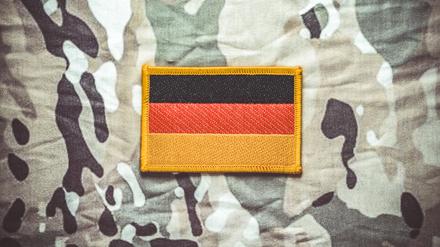 Deutschlandfahne auf Militärkleidung