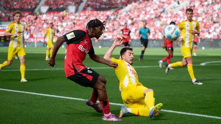 Josip Juranovic (r) vom 1. FC Union hat sich verletzt.