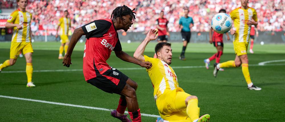 Josip Juranovic (r) vom 1. FC Union hat sich verletzt.