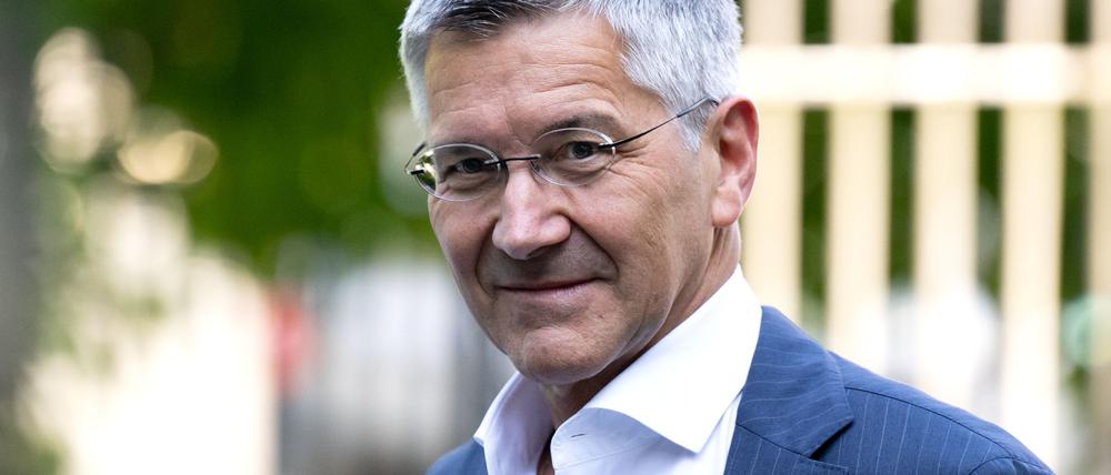 FC Bayerns Präsident Herbert Hainer hat sich verletzt und wird beim Rückspiel der Münchner in Mailand fehlen.