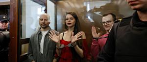 Die Journalisten Sergej Karelin, Antonina Faworskaja und Artjom Kriger, die beschuldigt werden, an den Aktivitäten einer vom verstorbenen Oppositionspolitiker Alexei Navalny gegründeten „extremistischen“ Organisation teilgenommen zu haben, nehmen an einer Gerichtsanhörung in Moskau teil.