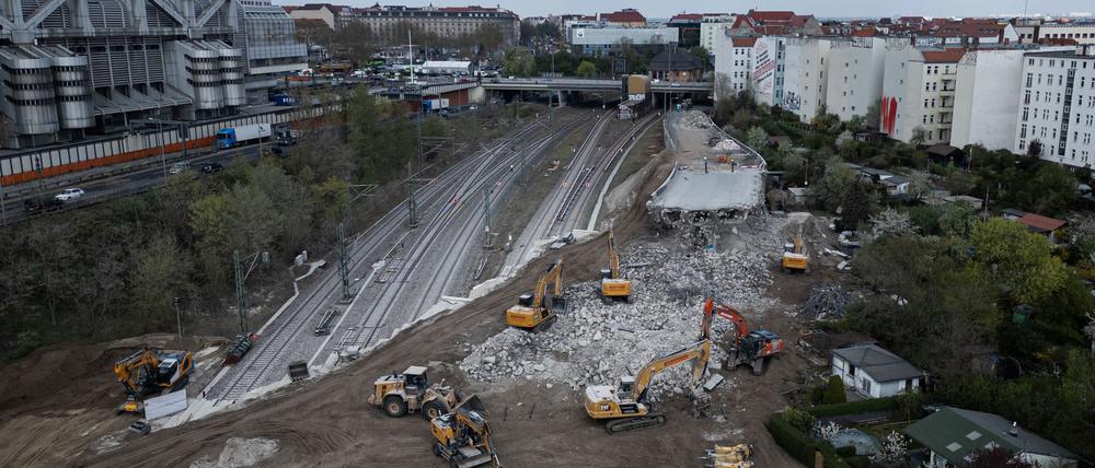 Hier stand bis vor kurzem noch eine Brücke: Die marode Ringbahnbrücke auf der A100 in Berlin wird abgerissen, weil sie zum Sicherheitsrisiko geworden war.