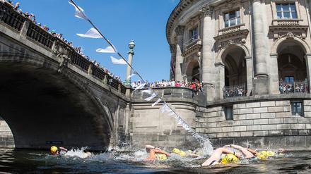 In Berlins Innenstadt ist das Baden in der Spree seit 100 Jahren verboten - Ausnahmen bestätigen die Regel. (Archivfoto)