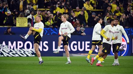 Gegen Barcelona zunächst nur Ersatz: Der formschwache Julian Brandt (2. v. links)