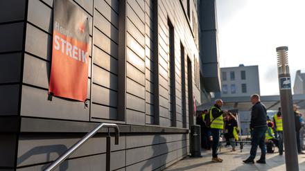 Mitarbeiter und Mitarbeiterinnen des Charité Facility Management (CFM) versammeln sich, um für eine bessere Bezahlung zu streiken. (Archivbild)