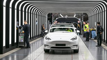 Mitarbeiter führen die Endkontrolle der Produktion von Elektrofahrzeugen des Typs Tesla Model Y im Werk der Tesla Gigafactory Berlin-Brandenburg durch.