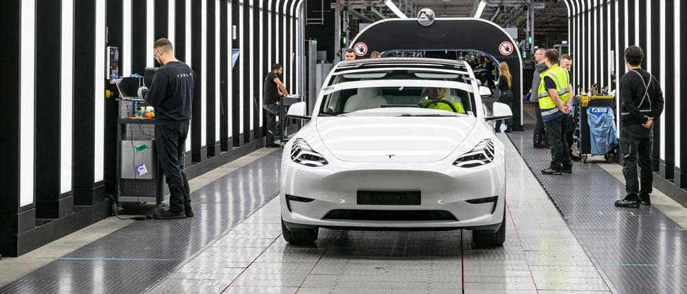 Mitarbeiter führen die Endkontrolle der Produktion von Elektrofahrzeugen des Typs Tesla Model Y im Werk der Tesla Gigafactory Berlin-Brandenburg durch.
