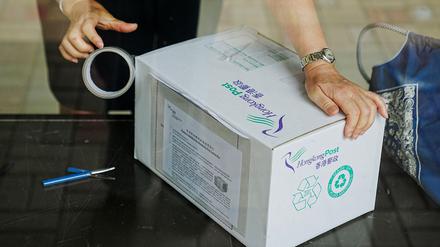 Paketversand im Hauptpostamt von Hongkong.