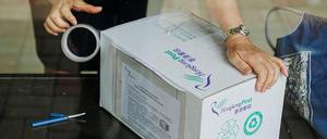 Paketversand im Hauptpostamt von Hongkong.